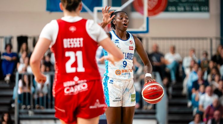 BALLE ORANGE – L’Élan Béarnais en résistance. Basket Landes déroule